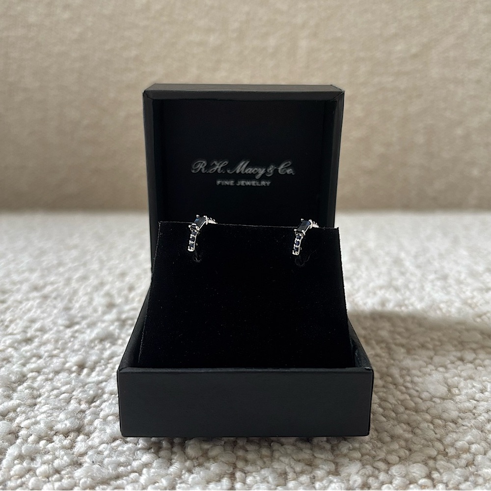 NWOT Black Onyx sterling Silver Elegant Small Hoop Earrings